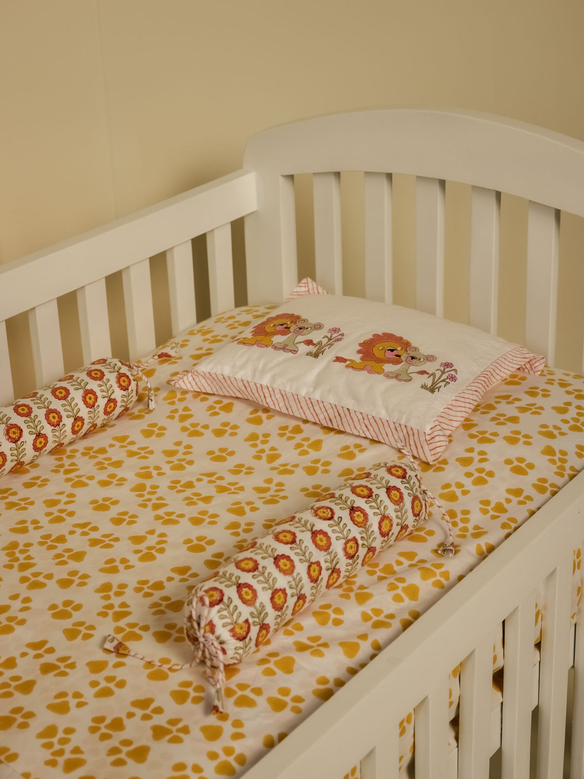 Lion Kisses Crib Set