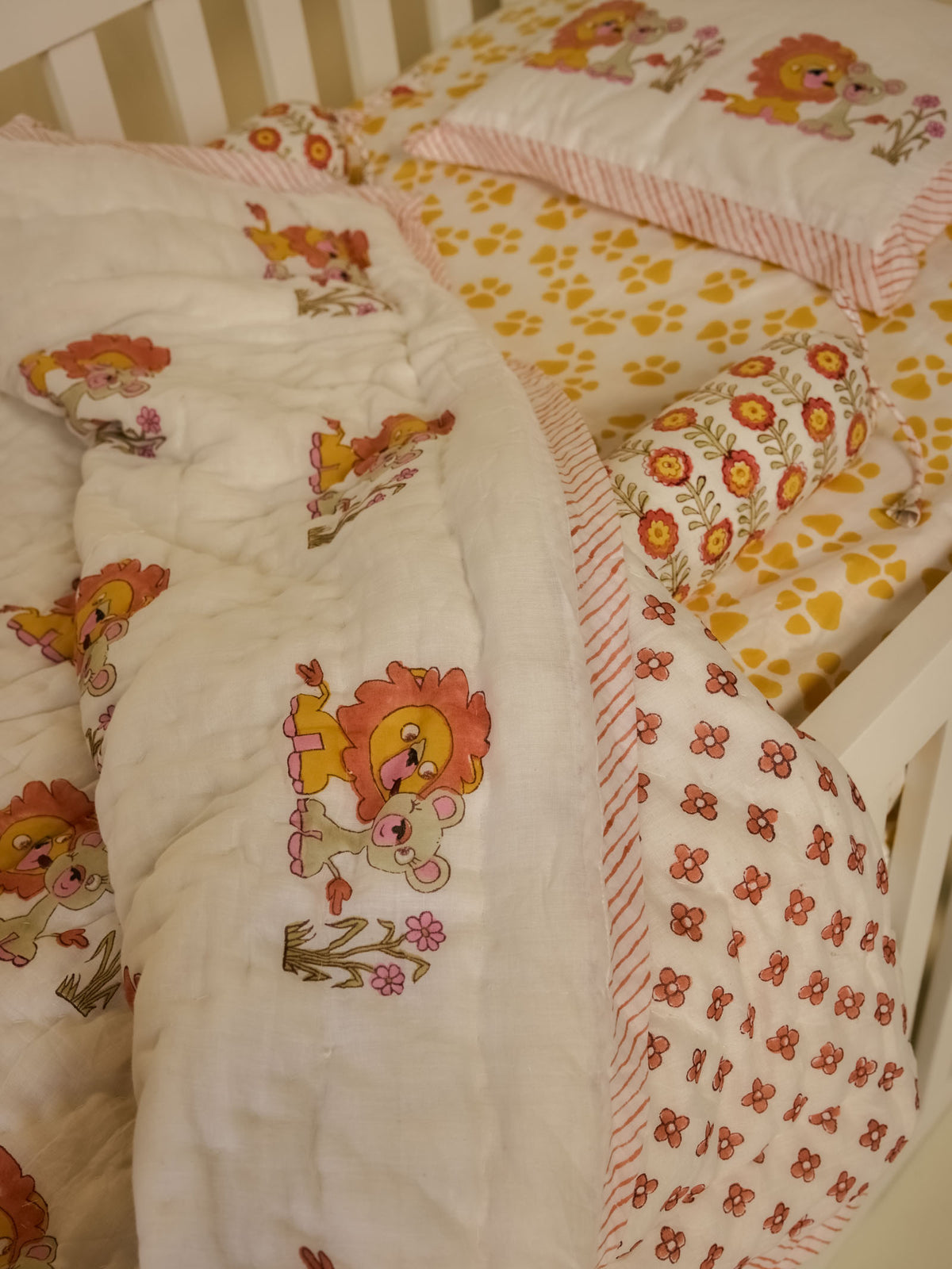 Lion Kisses Crib Set