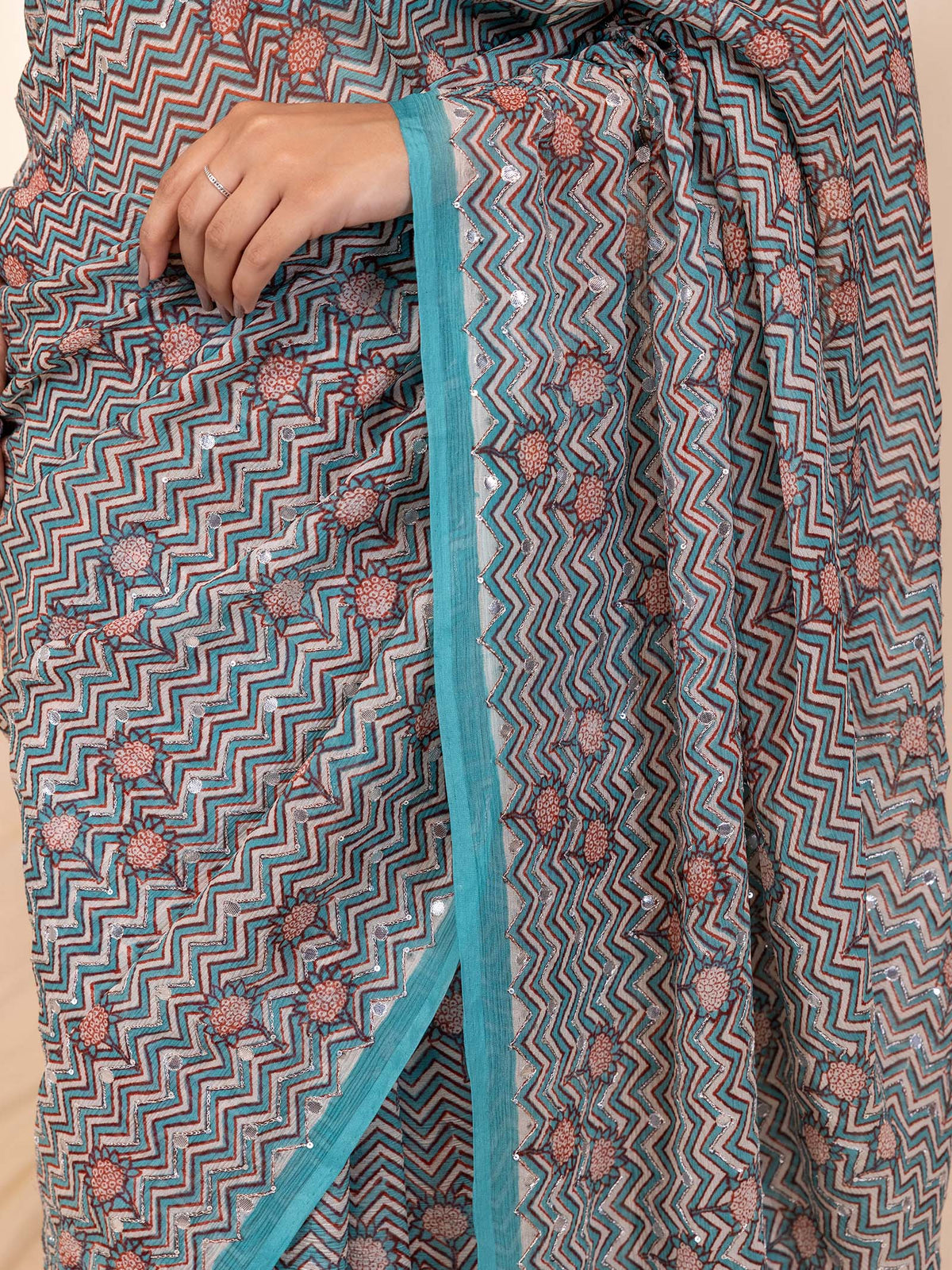 The Modern Women In Turquoise Chiffon Saree
