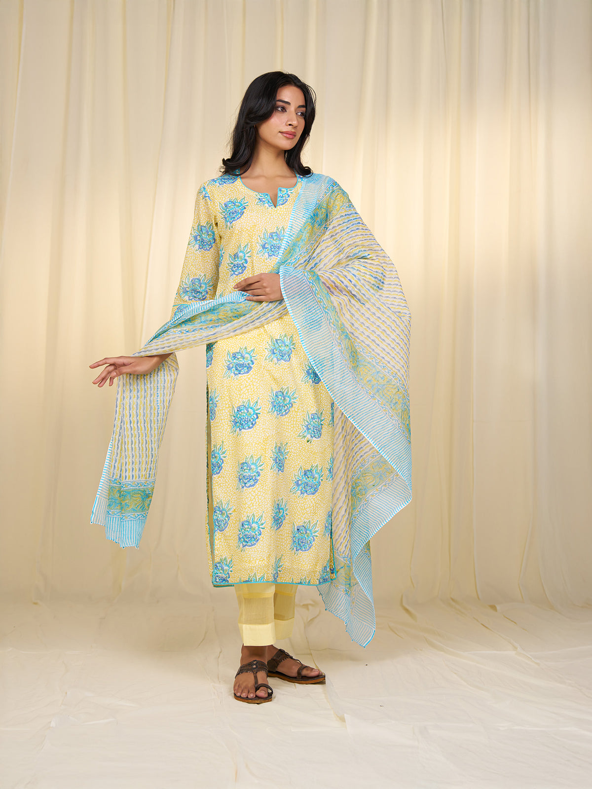 Neela Peela Kota Dupatta